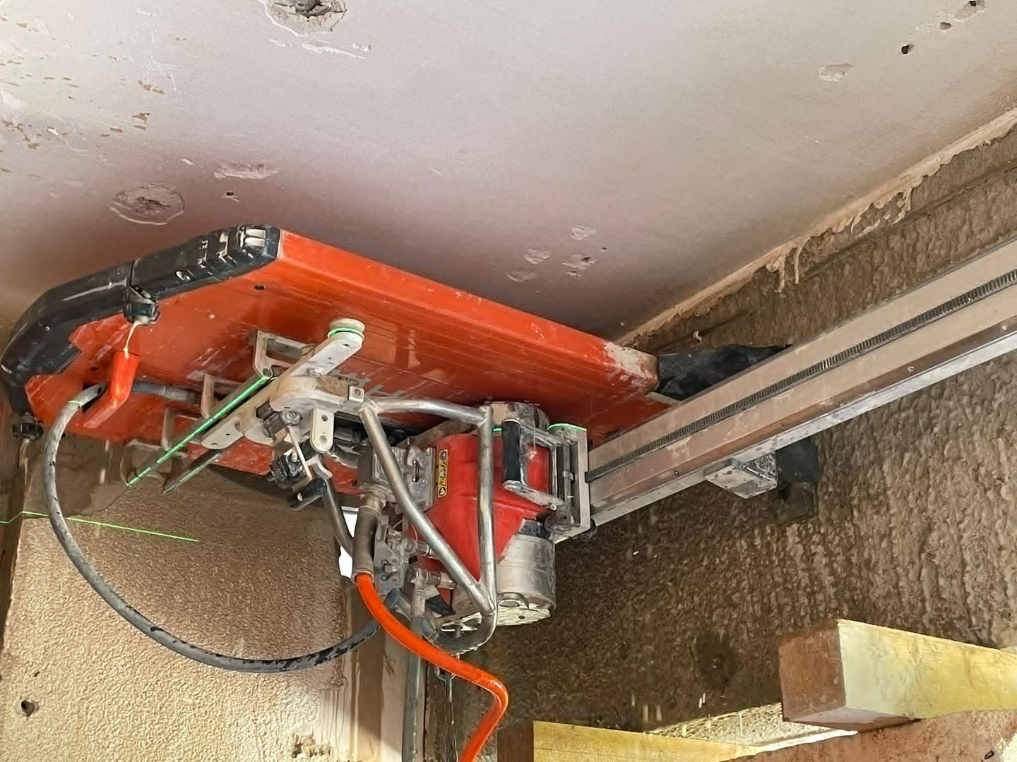 Eine Betonsäge an einer Wand